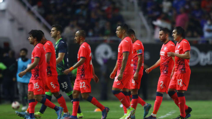 Cruz Azul players trudge off the field after settling for a draw against Mazatlán FC. (Photo by Sergio Mejia/Getty Images)
