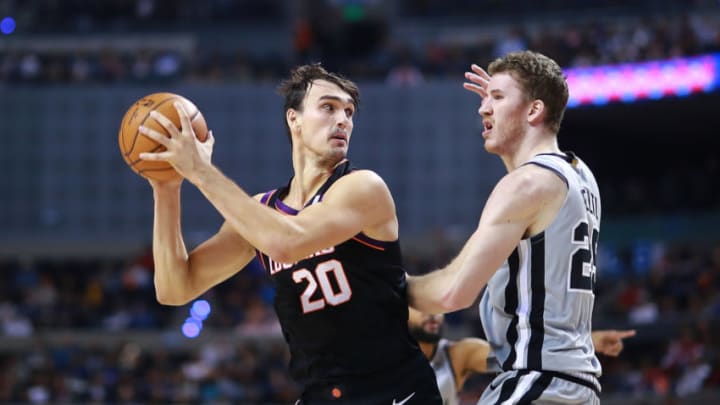 MEXICO CITY, MEXICO - DECEMBER 14: Dario Saric #20 of the Phoenix Suns handles the ball against Jakob Poeltl #25 of the San Antonio Spurs during a game between San Antonio Spurs and Phoenix Suns at Arena Ciudad de Mexico on December 14, 2019 in Mexico City, Mexico. (Photo by Hector Vivas/Getty Images)