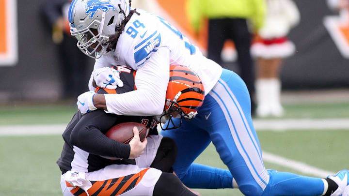 Ezekiel Ansah of the Seahawks eats a QB