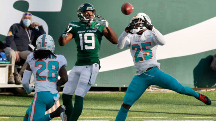 EAST RUTHERFORD, NEW JERSEY – NOVEMBER 29: (NEW YORK DAILIES OUT) Xavien Howard #25 of the Miami Dolphins breaks up a pass intended for Breshad Perriman #19 of the New York Jets at MetLife Stadium on November 29, 2020 in East Rutherford, New Jersey. The Dolphins defeated the Jets 20-3. (Photo by Jim McIsaac/Getty Images)