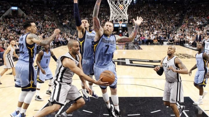 Mar 25, 2016; San Antonio, TX, USA; San Antonio Spurs point guard Tony Parker (9, left) passes under pressure from Memphis Grizzlies power forward Chris Andersen (7) to David West (30) during the second half at AT&T Center. The Spurs won 110-104. Mandatory Credit: Soobum Im-USA TODAY Sports