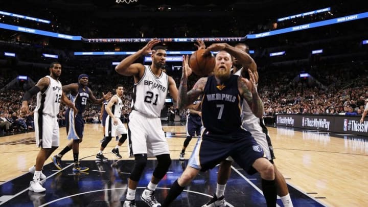 Apr 19, 2016; San Antonio, TX, USA; San Antonio Spurs power forward Tim Duncan (21) and small forward Kawhi Leonard (2, behind) battle for a rebound with Memphis Grizzlies power forward Chris Andersen (7) in game two of the first round of the NBA Playoffs at AT&T Center. Mandatory Credit: Soobum Im-USA TODAY Sports