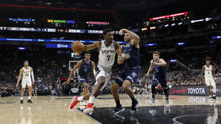 SAN ANTONIO, TX – OCTOBER 18: Chimezie Metu #7 of the San Antonio Spurs drives around John Konchar #46 of the Memphis Grizzlies during a preseason NBA game held at the AT&T Center (Photo by Edward A. Ornelas/Getty Images)