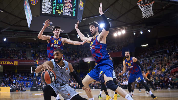 BARCELONA, SPAIN – DECEMBER 17: Jordan Taylor (C) of Asvel Villeurbane competes for the ball with Leandro Bolmaro (L) of Barcelona during the 2019-20 EuroLeague Regular Season (Photo by Pablo Morano/MB Media/Getty Images)