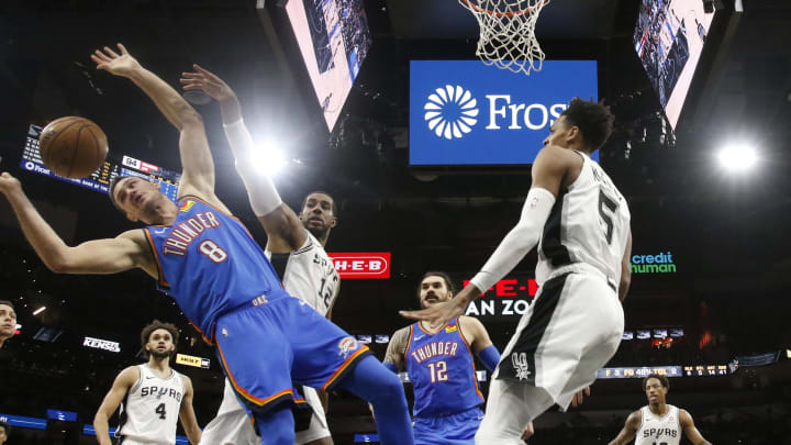 SAN ANTONIO, TX – JANUARY 2: Danilo Gallinari #8 of the Oklahoma City Thunder fights for a rebound against LaMarcus Aldridge #12 of the San Antonio Spurs at AT&T Center (Photo by Ronald Cortes/Getty Images)