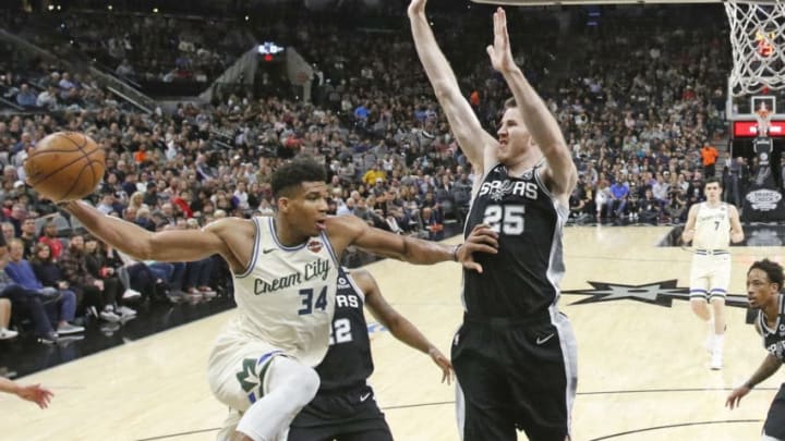 SAN ANTONIO, TX - JANUARY 6: Giannis Antetokounmpo #34 of the Milwaukee Bucks drives past Jakob Poeltl #25 of the San Antonio Spurs during second half action at AT&T Center (Photo by Ronald Cortes/Getty Images)