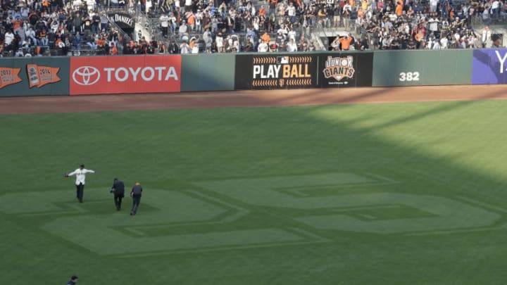 SAN FRANCISCO, CA - AUGUST 11: Former San Francisco Giants player Barry Bonds, left, waves to fans as he takes left field after a ceremony to retire his number 25 jersey at AT&T Park on August 11, 2018 in San Francisco, California. (Photo by Jeff Chiu/Pool via Getty Images)