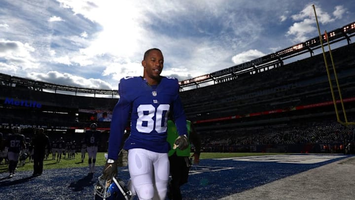 EAST RUTHERFORD, NJ - NOVEMBER 06: Victor Cruz