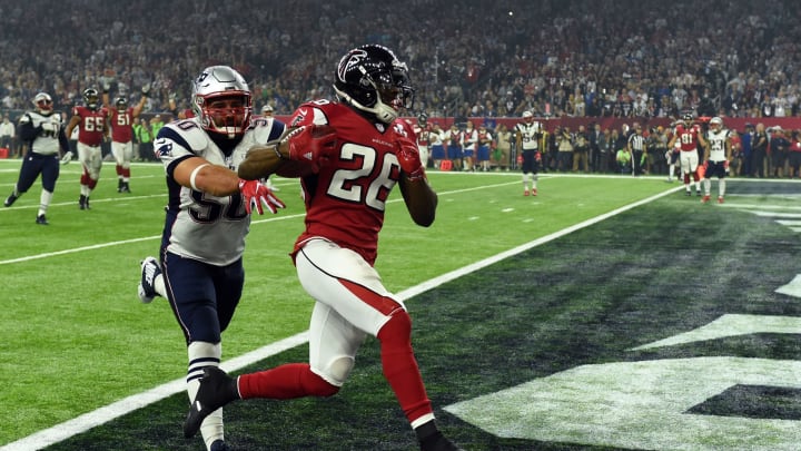 Tevin Coleman #26 of the Atlanta Falcons scores a touchdown on a 6 yard reception over Rob Ninkovich #50 of the New England Patriots in the third quarter during Super Bowl 51 at NRG Stadium on February 5, 2017 in Houston, Texas. / AFP / Timothy A. CLARY (Photo credit should read TIMOTHY A. CLARY/AFP via Getty Images)