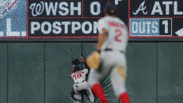 MINNEAPOLIS, MINNESOTA – JUNE 19: Jackie Bradley Jr. #18 of the Boston Red Sox makes a catch off of the outfield wall in the seventh inning against the Minnesota Twins at Target Field on June 19, 2018 in Minneapolis, Minnesota. The Minnesota Twins defeated the Boston Red Sox 4-3 in 17 innings.(Photo by Adam Bettcher/Getty Images)