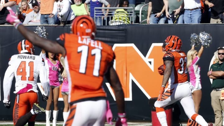 Oct 23, 2016; Cincinnati, OH, USA; Cincinnati Bengals running back Jeremy Hill (32) runs for a touchdown during the second half against the Cleveland Browns at Paul Brown Stadium. The Bengals won 31-17. Mandatory Credit: David Kohl-USA TODAY Sports