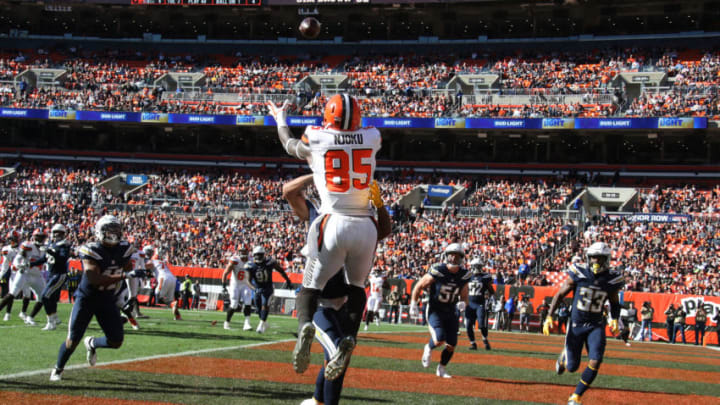CLEVELAND, OH - OCTOBER 14: David Njoku #85 of the Cleveland Browns makes a touchdown catch defended by Trevor Williams #24 of the Los Angeles Chargers in the fourth quarter at FirstEnergy Stadium on October 14, 2018 in Cleveland, Ohio. (Photo by Gregory Shamus/Getty Images)