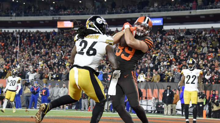 CLEVELAND, OHIO – NOVEMBER 14: Tight end Stephen Carlson #89 of the Cleveland Browns catches a touchdown pass against inside linebacker Mark Barron #26 of the Pittsburgh Steelers during the second half at FirstEnergy Stadium on November 14, 2019 in Cleveland, Ohio. The Browns defeated the Steelers 21-7. (Photo by Jason Miller/Getty Images)