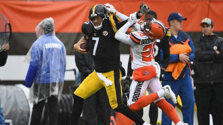 CLEVELAND, OH – SEPTEMBER 09: Ben Roethlisberger #7 of the Pittsburgh Steelers stiff arms Briean Boddy-Calhoun #20 of the Cleveland Browns during the second quarter at FirstEnergy Stadium on September 9, 2018 in Cleveland, Ohio. (Photo by Jason Miller/Getty Images)