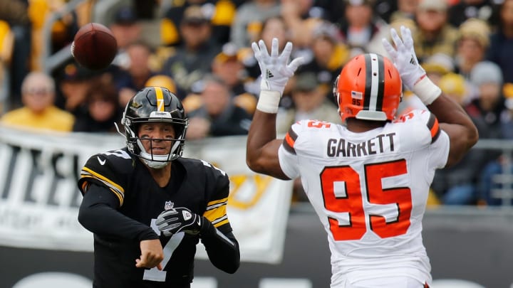 PITTSBURGH, PA – OCTOBER 28: Ben Roethlisberger #7 of the Pittsburgh Steelers attempts a pass as Myles Garrett #95 of the Cleveland Browns defends during the first half in the game at Heinz Field on October 28, 2018 in Pittsburgh, Pennsylvania. (Photo by Justin K. Aller/Getty Images)