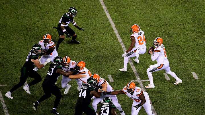 EAST RUTHERFORD, NEW JERSEY – SEPTEMBER 16: Baker Mayfield #6 of the Cleveland Browns drops back to pass during the first half of their game against the New York Jets at MetLife Stadium on September 16, 2019 in East Rutherford, New Jersey. (Photo by Emilee Chinn/Getty Images)