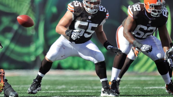 CINCINNATI, OH – SEPTEMBER 16: Alex Mack #55 of the Cleveland Browns snaps the ball from center against the Cincinnati Bengals at Paul Brown Stadium on September 16, 2012 in Cincinnati, Ohio. (Photo by Jamie Sabau/Getty Images)