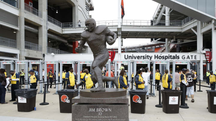 CLEVELAND, OH – OCTOBER 08: General view of the Jim Brown statue outside the University Hospitals gate prior to a game between the Cleveland Browns and New York Jets at FirstEnergy Stadium on October 8, 2017 in Cleveland, Ohio. The Jets defeated the Browns 17-14. (Photo by Joe Robbins/Getty Images) *** Local Caption ***