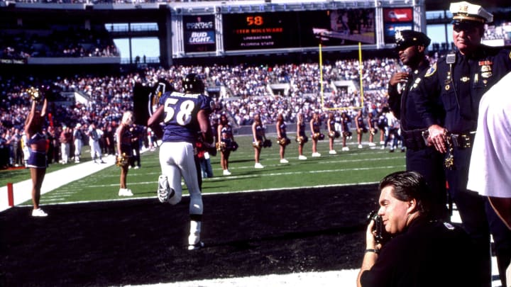BALTIMORE, MD – OCTOBER 22: Linebacker Peter Boulware #58 of the Baltimore Ravens runs onto the field before the beginning of a NFL game against the Tennessee Titans at PSINet Ravens Stadium on October 22, 2000 in Baltimore, Maryland. The Titans won 14-6. (Photo by Michael J. Minardi/Getty Images)