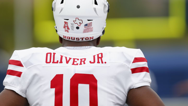 HOUSTON, TX – SEPTEMBER 01: Ed Oliver #10 of the Houston Cougars rests on the sideline in the first half against the Rice Owls at Rice Stadium on September 1, 2018 in Houston, Texas. (Photo by Tim Warner/Getty Images)