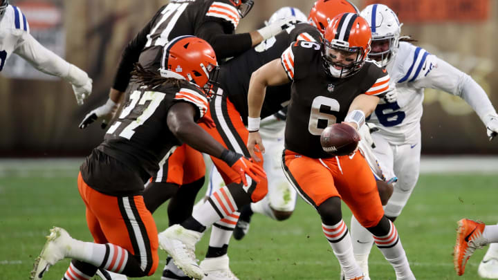 CLEVELAND, OHIO – OCTOBER 11: Baker Mayfield #6 of the Cleveland Browns hands the ball off to Kareem Hunt #27 in the fourth quarter against the Indianapolis Colts at FirstEnergy Stadium on October 11, 2020, in Cleveland, Ohio. (Photo by Gregory Shamus/Getty Images)