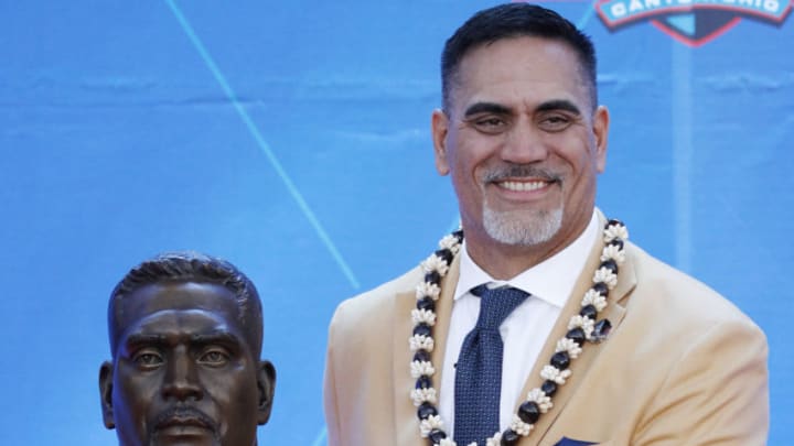 CANTON, OH - AUGUST 03: Kevin Mawae and his bust during his enshrinement to the Pro Football Hall of Fame at Tom Benson Hall Of Fame Stadium on August 3, 2019 in Canton, Ohio. (Photo by Joe Robbins/Getty Images)