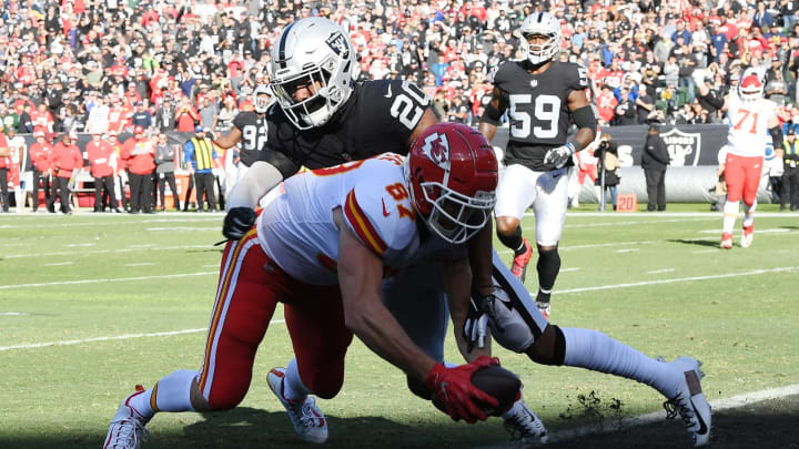 OAKLAND, CA – DECEMBER 02: Travis Kelce #87 of the Kansas City Chiefs scores a touchdown against the Oakland Raiders during their NFL game at Oakland-Alameda County Coliseum on December 2, 2018 in Oakland, California. (Photo by Thearon W. Henderson/Getty Images)