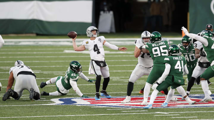EAST RUTHERFORD, NEW JERSEY – DECEMBER 06: (NEW YORK DAILIES OUT) Derek Carr #4 of the Las Vegas Raiders in action against the New York Jets at MetLife Stadium on December 06, 2020 in East Rutherford, New Jersey. The Raiders defeated the Jets 31-28. (Photo by Jim McIsaac/Getty Images)
