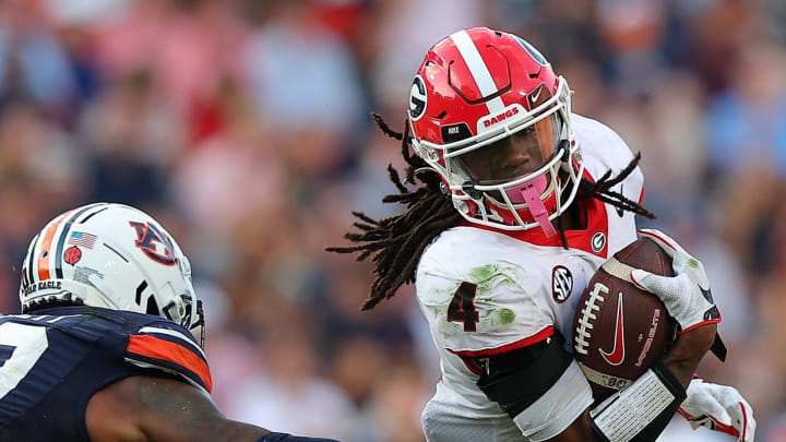 AUBURN, ALABAMA – OCTOBER 09: James Cook #4 of the Georgia Bulldogs rushes against Zion Puckett #10 of the Auburn Tigers during the second half at Jordan-Hare Stadium on October 09, 2021 in Auburn, Alabama. (Photo by Kevin C. Cox/Getty Images)