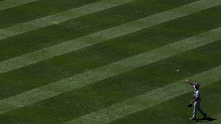 KANSAS CITY, MO - JULY 1: Byron Buxton #25 of the Minnesota Twins tosses a Kansas City Royals outfield hit back to the infield in the fifth inning during game one of a doubleheader at Kauffman Stadium on July 1, 2017 in Kansas City, Missouri. (Photo by Kyle Rivas/Getty Images)