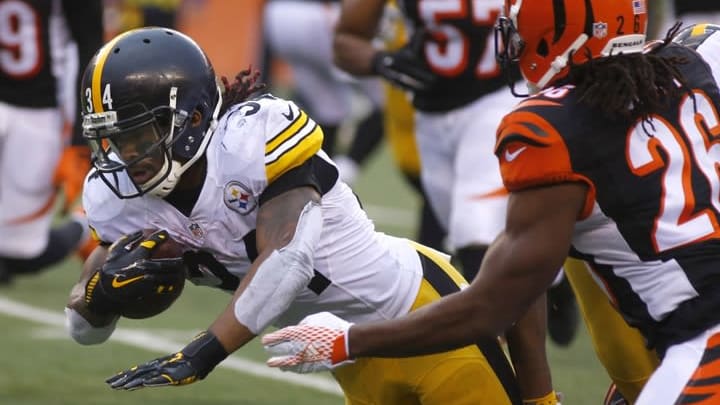 Dec 13, 2015; Cincinnati, OH, USA; Pittsburgh Steelers running back DeAngelo Williams (34) runs with the ball as Cincinnati Bengals cornerback Josh Shaw (26) defends during the fourth quarter at Paul Brown Stadium. The Steelers won 33-20. Mandatory Credit: David Kohl-USA TODAY Sports