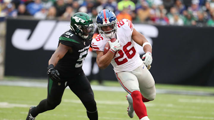 EAST RUTHERFORD, NEW JERSEY – NOVEMBER 10: Saquon Barkley #26 of the New York Giants breaks a tackle against Brandon Copeland #51 of the New York Jets during their game at MetLife Stadium on November 10, 2019 in East Rutherford, New Jersey. (Photo by Al Bello/Getty Images)