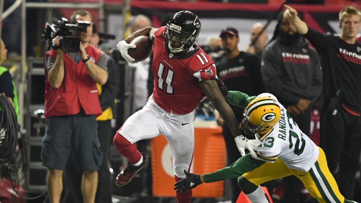 Jan 22, 2017; Atlanta, GA, USA; Atlanta Falcons wide receiver Julio Jones (11) runs for a touchdown against Green Bay Packers cornerback 
