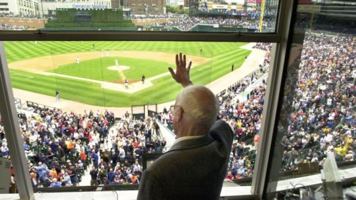 DETROIT, IL - SEPTEMBER 22: Detroit Tigers radio broadcaster Ernie Harwell waves to the crowd during the seventh inning stretch in the game with the New York Yankees in Detroit, MI 22 September 2002. The Hall of Fame broadcaster called his final home game in Detroit before ending his 55th major league season next week in Kansas City and Toronto. AFP PHOTO (Photo credit should read CARLOS OSORIO/AFP via Getty Images)