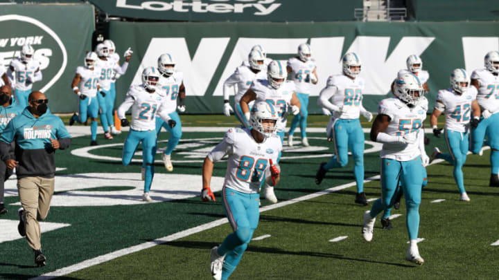 EAST RUTHERFORD, NEW JERSEY - NOVEMBER 29: (NEW YORK DAILIES OUT) Mike Gesicki #88 of the Miami Dolphins takes the field with his teammates for a game against the New York Jets at MetLife Stadium on November 29, 2020 in East Rutherford, New Jersey. The Dolphins defeated the Jets 20-3. (Photo by Jim McIsaac/Getty Images)