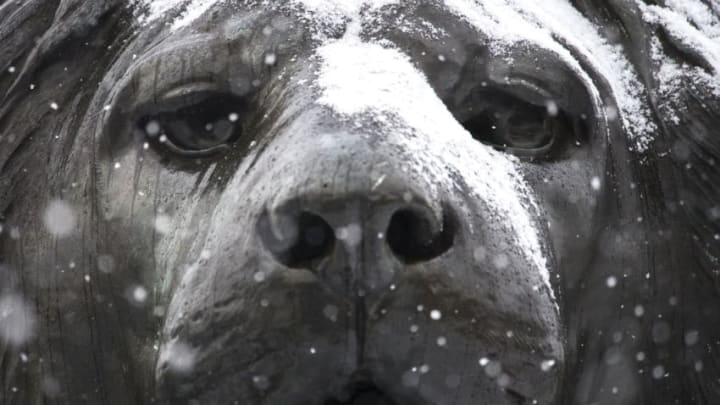 LONDON, ENGLAND - FEBRUARY 28: Snow falls on a lion in Trafalgar Square on February 28, 2018 in London, United Kingdom. Freezing weather conditions dubbed the "Beast from the East" bring snow and sub-zero temperatures to the UK. Amber warnings are in place in northern England, the East Midlands, London, the east and south-east of England. Scotland's weather warning has been upgraded to red, which means risk to life, widespread damage, travel and power disruption are likely. (Photo by Alex Burstow/Getty Images)