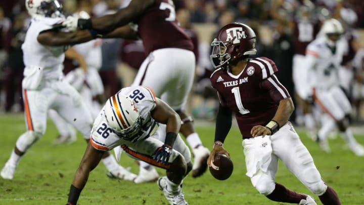 COLLEGE STATION, TX – NOVEMBER 07: Kyler Murray #1 of the Texas A&M Aggies avoids a sack attempt by Justin Garrett #26 of the Auburn Tigers at Kyle Field on November 7, 2015 in College Station, Texas. (Photo by Bob Levey/Getty Images)