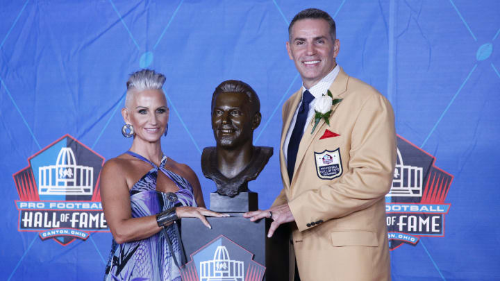 CANTON, OH – AUGUST 05: Kurt Warner and wife Brenda Warner pose his bust during the Pro Football Hall of Fame Enshrinement Ceremony at Tom Benson Hall of Fame Stadium on August 5, 2017 in Canton, Ohio. (Photo by Joe Robbins/Getty Images)