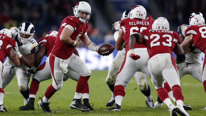 LONDON, ENGLAND – OCTOBER 22: Quaterback Drew Stanton of the Arizona Cardinals hands off during the NFL match between the Arizona Cardinals and the Los Angeles Rams at Twickenham Stadium on October 22, 2017 in London, England. (Photo by Alan Crowhurst/Getty Images)