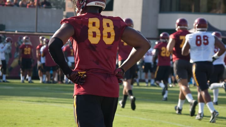 USC tight end Daniel Imatorbhebhe practices at Howard Jones Field. (Alicia de Artola/Reign of Troy)