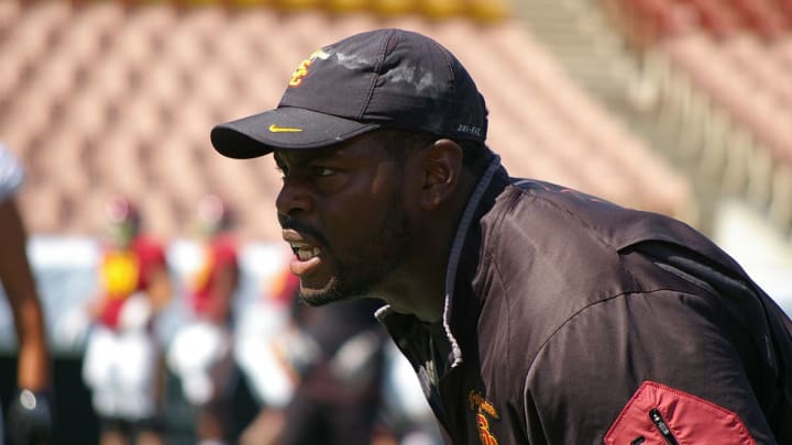 USC players practice at Howard Jones Field with defensive line coach Kenechi Udeze. (Alicia de Artola/Reign of Troy)