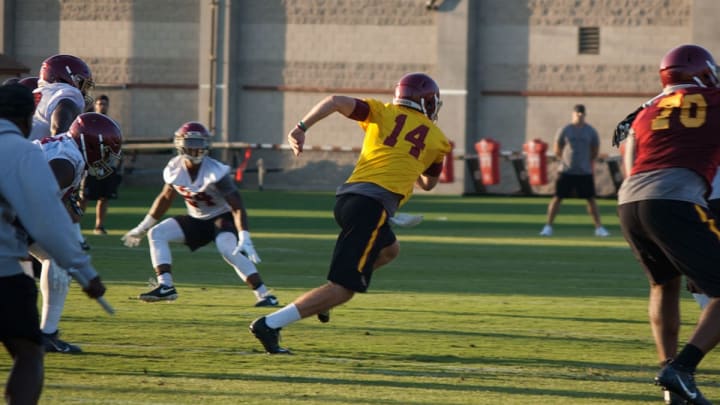 USC quarterback Sam Darnold practices at Howard Jones Field. (Alicia de Artola/Reign of Troy)