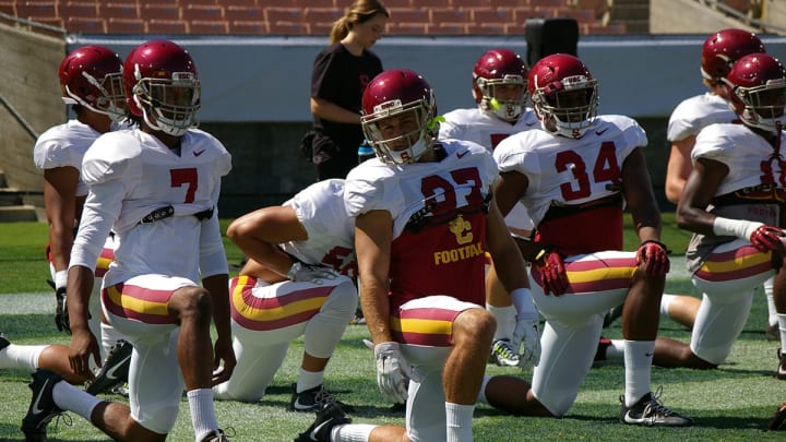 USC defensive backs during practice at Howard Jones Field. (Alicia de Artola/Reign of Troy)