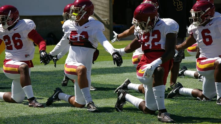 USC defensive backs during practice at Howard Jones Field. (Alicia de Artola/Reign of Troy)