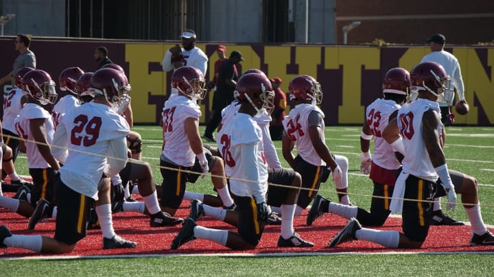 USC players prepare for drills at Howard Jones Field. (Alicia de Artola/Reign of Troy)