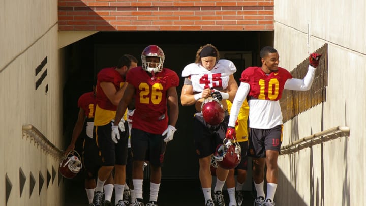 USC football players during practice at Howard Jones Field. (Alicia de Artola/Reign of Troy)