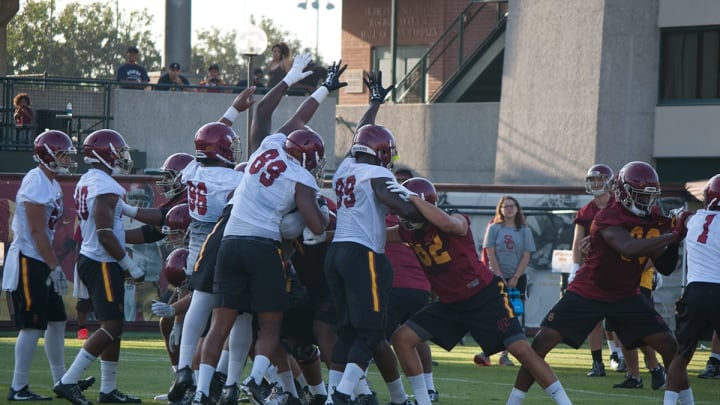 USC football players practice at Howard Jones Field. (Alicia de Artola/Reign of Troy)