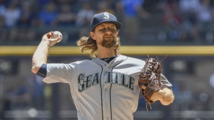 MILWAUKEE, WISCONSIN - JUNE 27: Mike Leake #8 of the Seattle Mariners pitches the ball in the first inning against the Milwaukee Brewers at Miller Park on June 27, 2019 in Milwaukee, Wisconsin. (Photo by Quinn Harris/Getty Images)