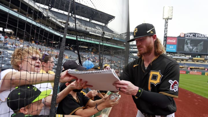 PITTSBURGH, PA – SEPTEMBER 16: Ben Gamel #18 of the Pittsburgh Pirates signs autographs before the game against the Cincinnati Reds at PNC Park on September 16, 2021 in Pittsburgh, Pennsylvania. (Photo by Justin K. Aller/Getty Images)