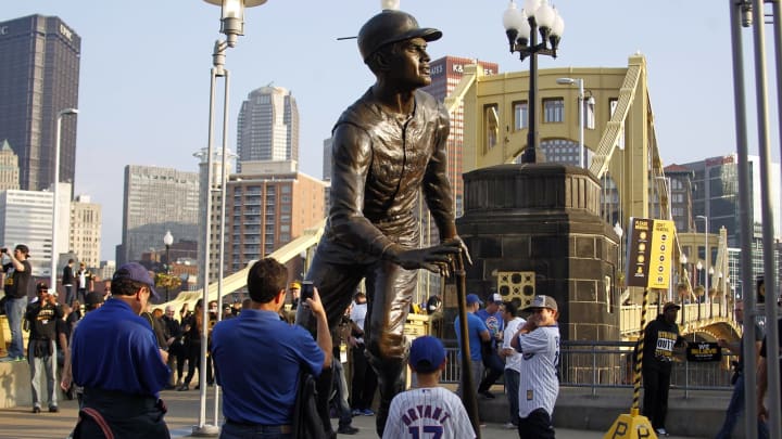 PITTSBURGH, PA – OCTOBER 07: Chicago Cubs pose with the Roberto Clemente Statue before the National League Wild Card game against the Pittsburgh Pirates at PNC Park on October 7, 2015 in Pittsburgh, Pennsylvania. (Photo by Justin K. Aller/Getty Images)